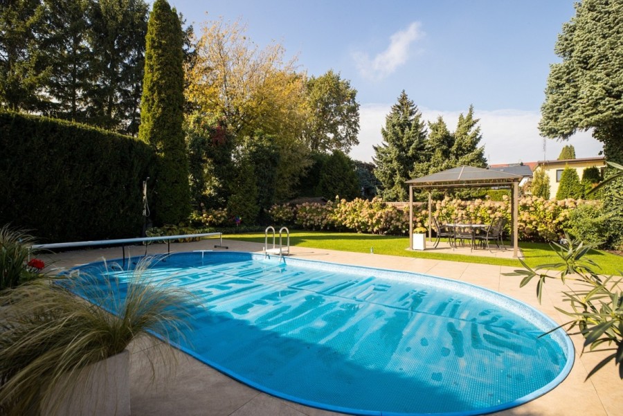 Warszawa, Targówek Zacisze, Kolejarska, Willa z basenem na Zaciszu