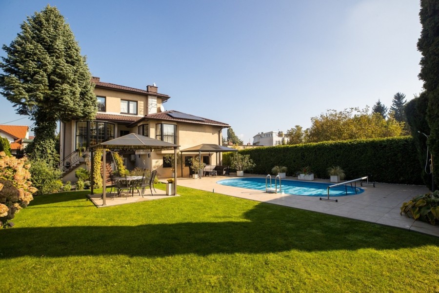 Warszawa, Targówek Zacisze, Kolejarska, Willa z basenem na Zaciszu