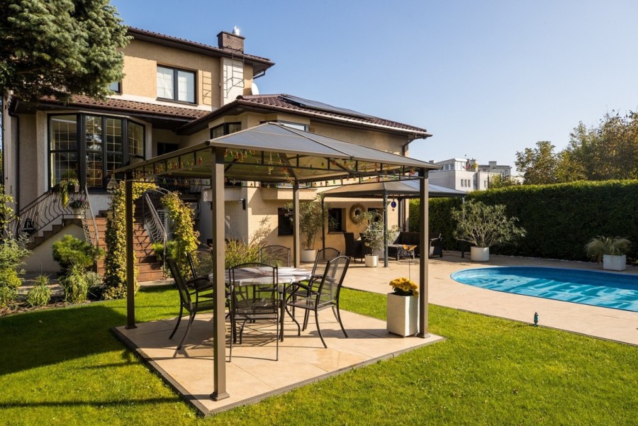 Warszawa, Targówek Zacisze, Kolejarska, Willa z basenem na Zaciszu