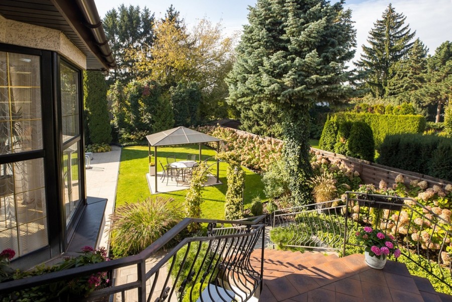 Warszawa, Targówek Zacisze, Kolejarska, Willa z basenem na Zaciszu