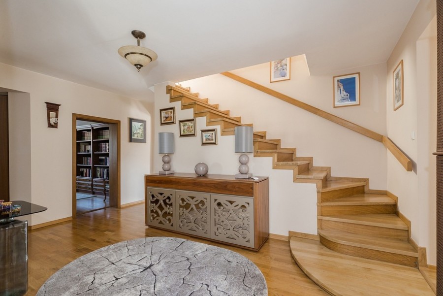 Warszawa, Targówek Zacisze, Kolejarska, Willa z basenem na Zaciszu