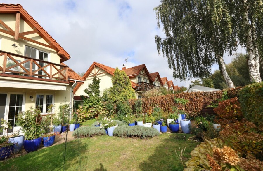 Warszawa, Białołęka, Segment skrajny z pięknie zagospodarowanym ogrodem