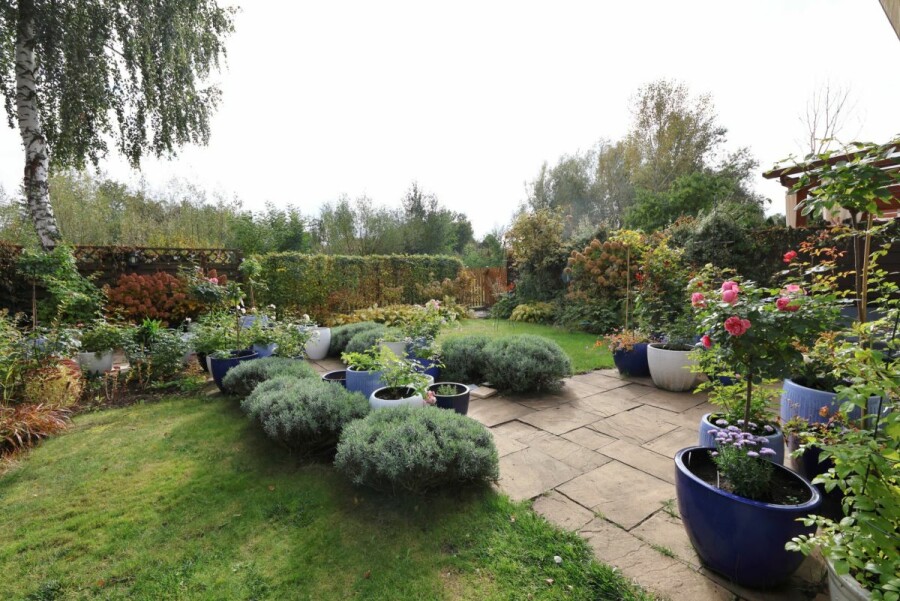 Warszawa, Białołęka, Segment skrajny z pięknie zagospodarowanym ogrodem