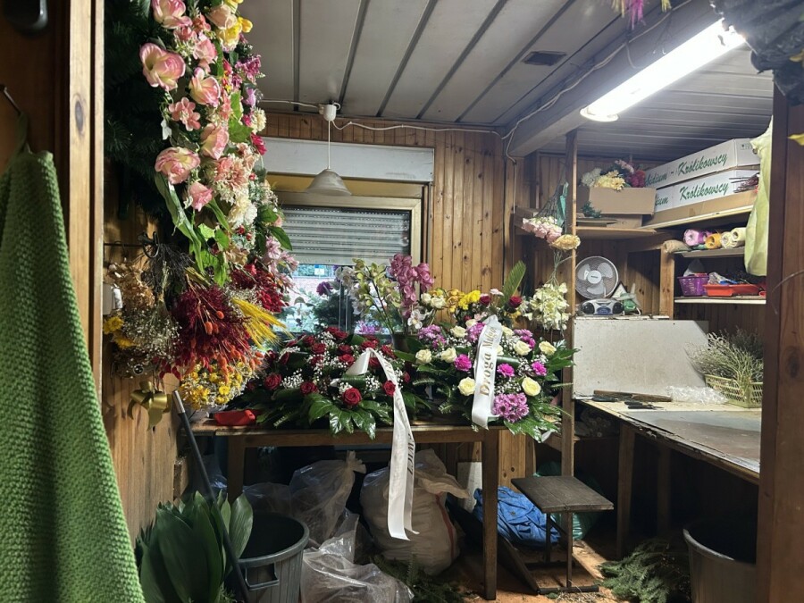 Warszawa, Żoliborz, Kwiaciarnia przy Cmentarzu na Powązkach.