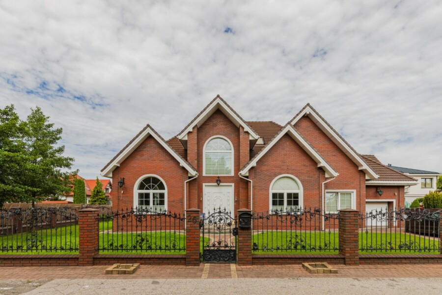 powiat warszawski zachodni, Łomianki, Dom z ogrodem i dwukondygnacyjnym salonem