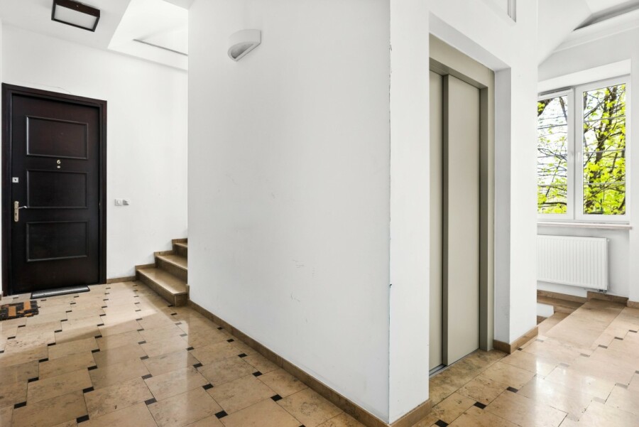 Warszawa, Praga-Południe Kamionek, Grochowska, Odrestaurowa kamienica | 3,30 Wysokość | Antresola