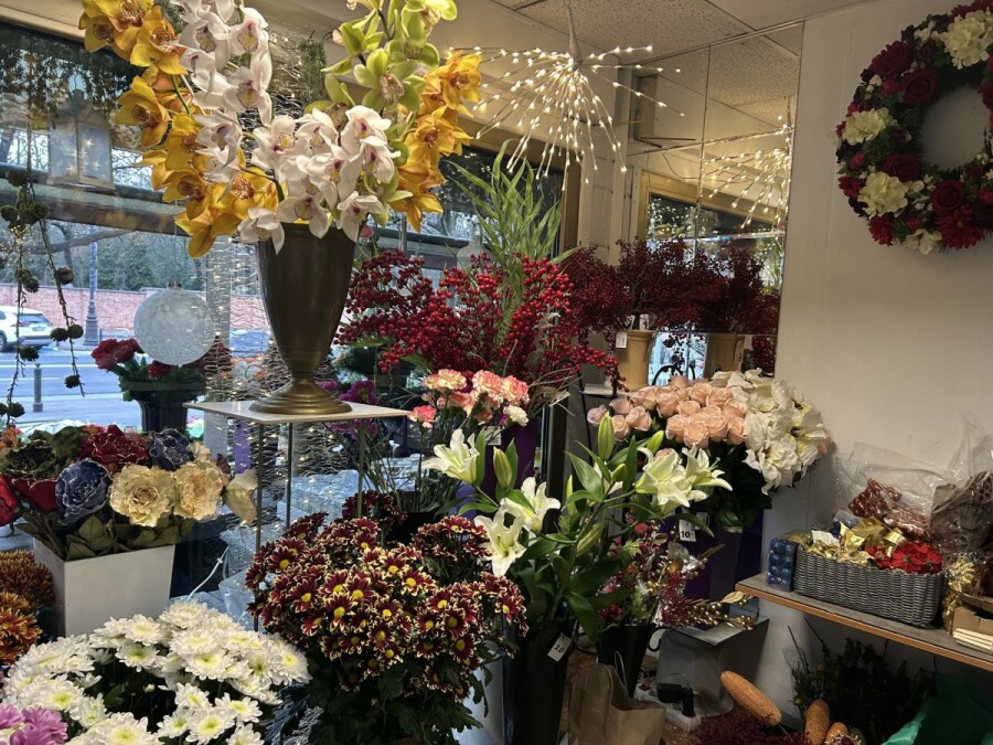 Warszawa, Żoliborz, Powązkowska, Kwiaciarnia przy Cmentarzu na Powązkach.