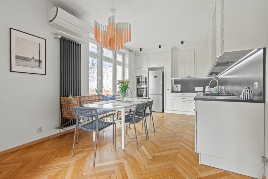 Warszawa, Stary Żoliborz, Sierpecka, apartament w kamienicy z widokiem na park