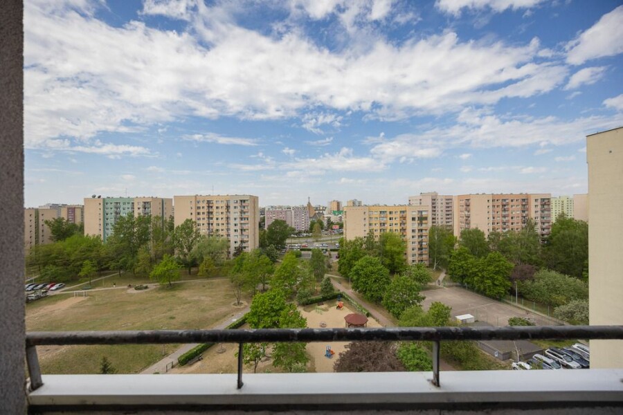 Warszawa, Bemowo Fort Bema, Mieczysława Wolfkego, Jasne z balkonem widok na zieleń Bemowo