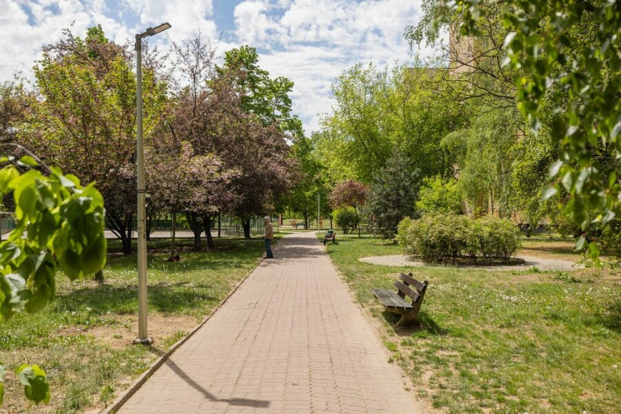Warszawa, Bemowo Fort Bema, Mieczysława Wolfkego, Jasne z balkonem widok na zieleń Bemowo