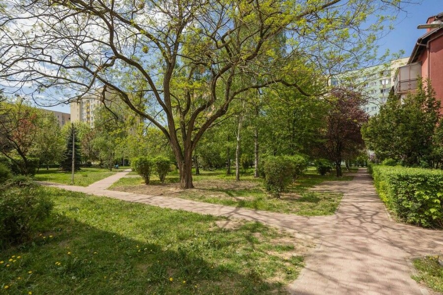 Warszawa, Bemowo Fort Bema, Mieczysława Wolfkego, Jasne z balkonem widok na zieleń Bemowo