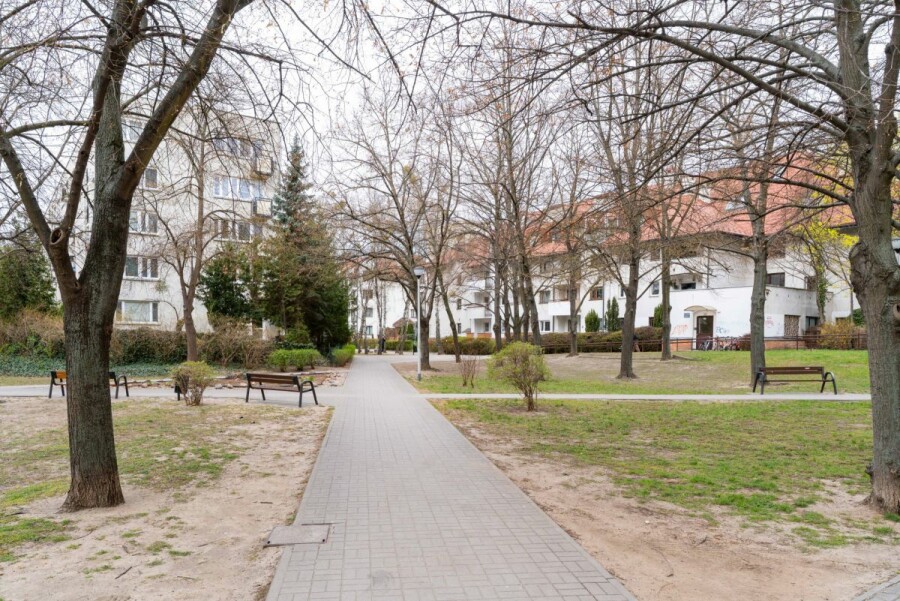Warszawa, Mokotów, Zieleń i słońce – kawalerka na Sadybie