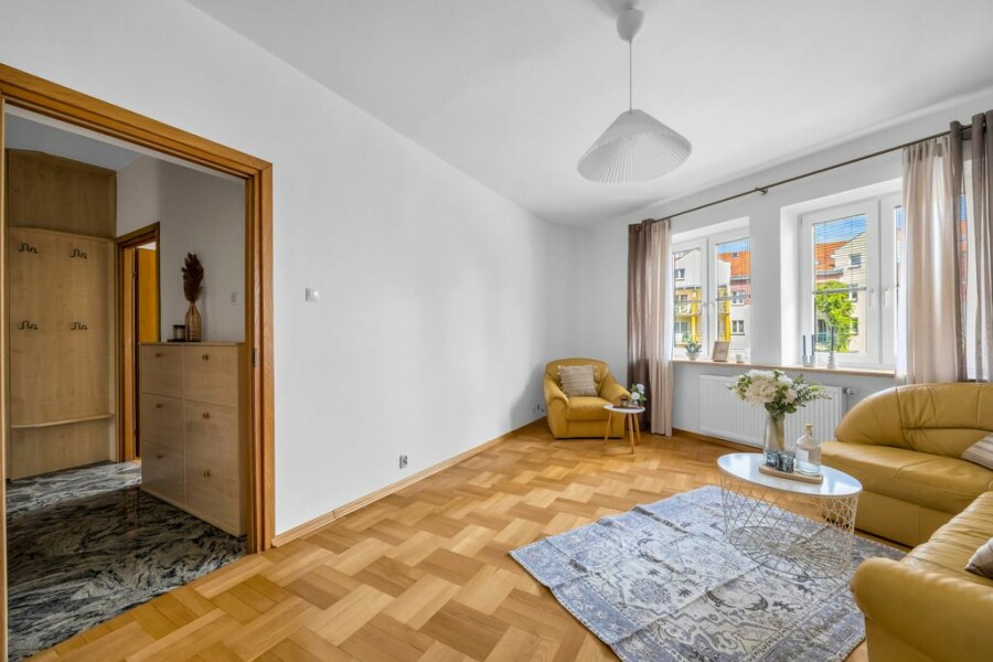 Warszawa, Ursynów, Małej Łąki, Natolin Garaż, loggia i widok na zieleń
