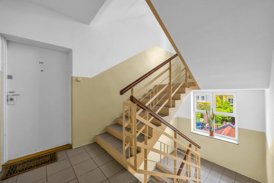 Warszawa, Ursynów, Małej Łąki, Natolin Garaż, loggia i widok na zieleń