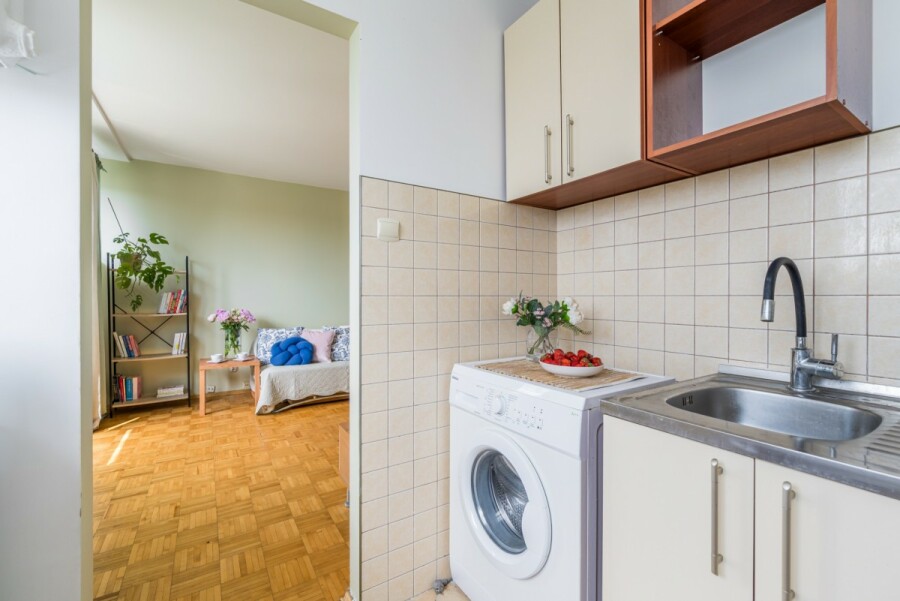 Warszawa, Bielany, Zbigniewa Romaszewskiego, Kawalerka z bakonem na zielonych Bielanach.
