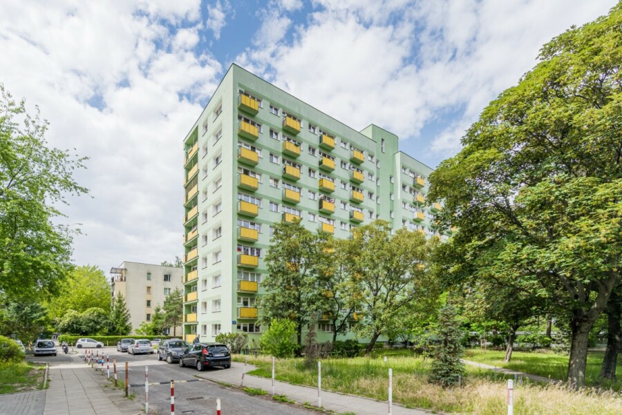 Warszawa, Bielany, Zbigniewa Romaszewskiego, Kawalerka z bakonem na zielonych Bielanach.