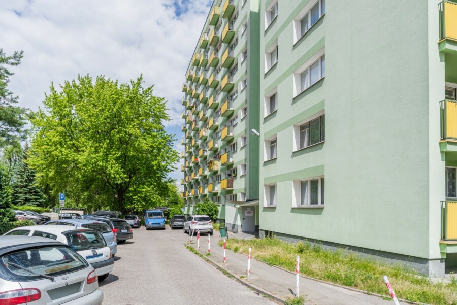 Warszawa, Bielany, Zbigniewa Romaszewskiego, Kawalerka z bakonem na zielonych Bielanach.