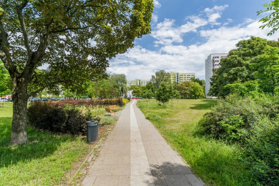 Warszawa, Bielany, Zbigniewa Romaszewskiego, Kawalerka z bakonem na zielonych Bielanach.