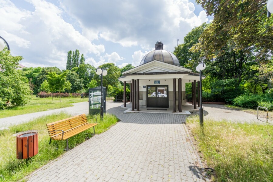 Warszawa, Bielany, Zbigniewa Romaszewskiego, Kawalerka z bakonem na zielonych Bielanach.
