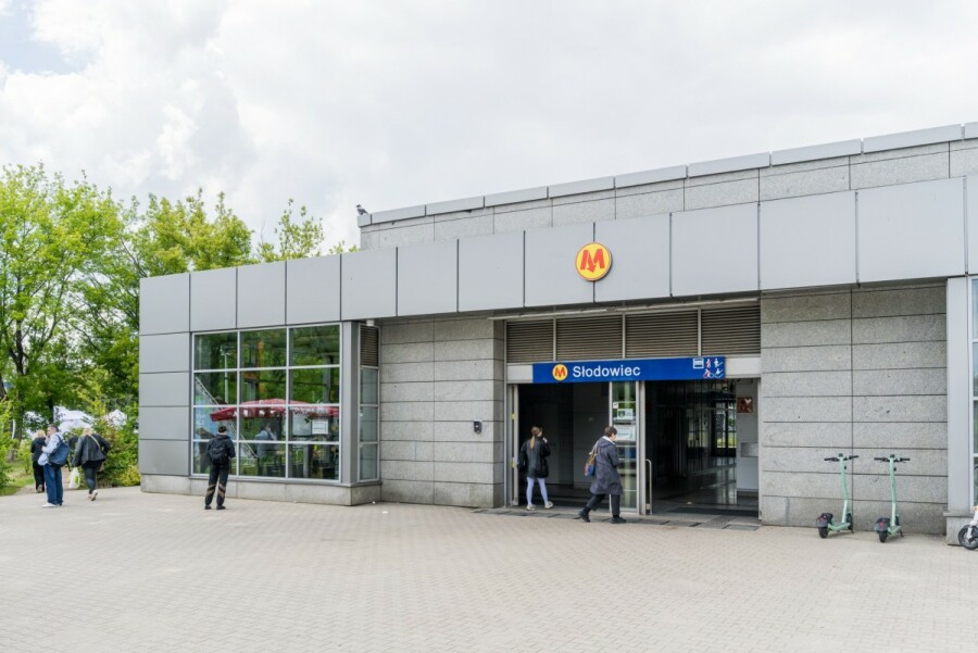 Warszawa, Bielany, Zbigniewa Romaszewskiego, Kawalerka z bakonem na zielonych Bielanach.