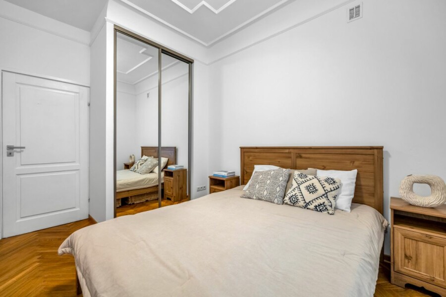 Warszawa, Śródmieście Południowe, Flory, Apartament w zabytkowej kamienicy na Flory
