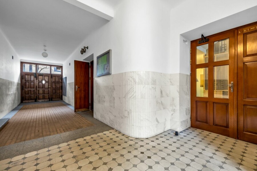 Warszawa, Śródmieście Południowe, Flory, Apartament w zabytkowej kamienicy na Flory
