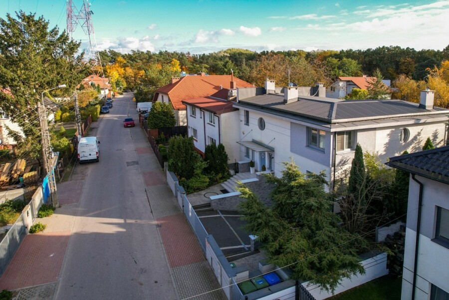 Łomianki, Buraków, 11 Listopada, Dom tuż przy LESIE MŁOCIŃSKIM.