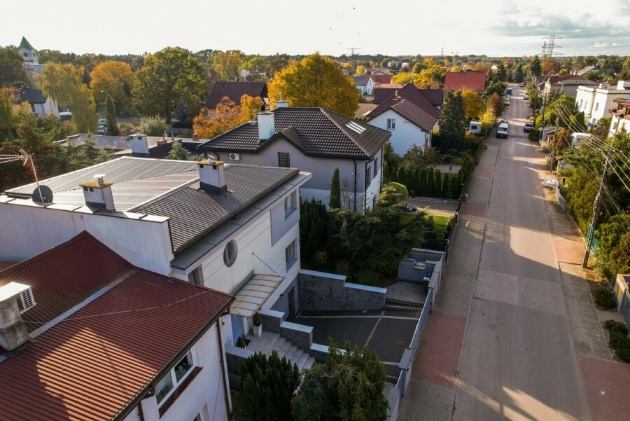 Łomianki, Buraków, 11 Listopada, Dom tuż przy LESIE MŁOCIŃSKIM.