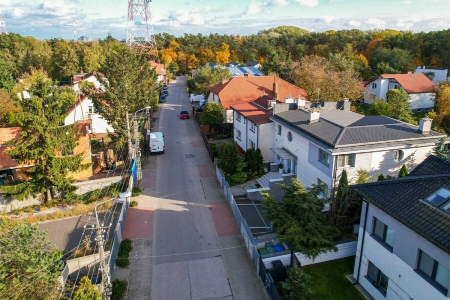 Łomianki, Buraków, 11 Listopada, Dom tuż przy LESIE MŁOCIŃSKIM.