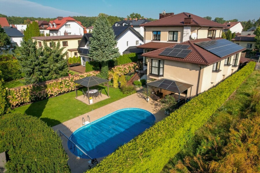 Warszawa, Targówek Zacisze, Willa z basenem na Zaciszu