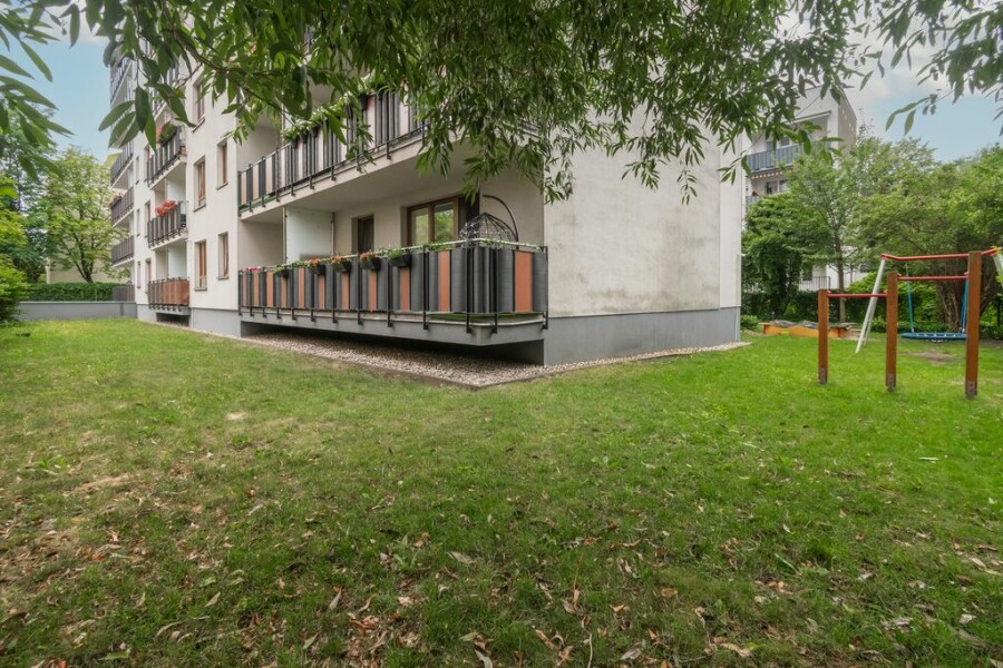 Warszawa, Bemowo, Pirenejska, 3 przystanki tramwajowe od stacji metra Bemowo