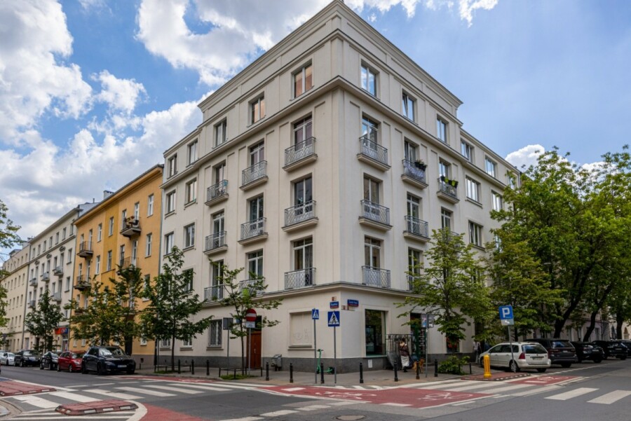 Warszawa, Śródmieście Południowe, Wspólna, Kamienica z widokiem na zieleń w samym centrum
