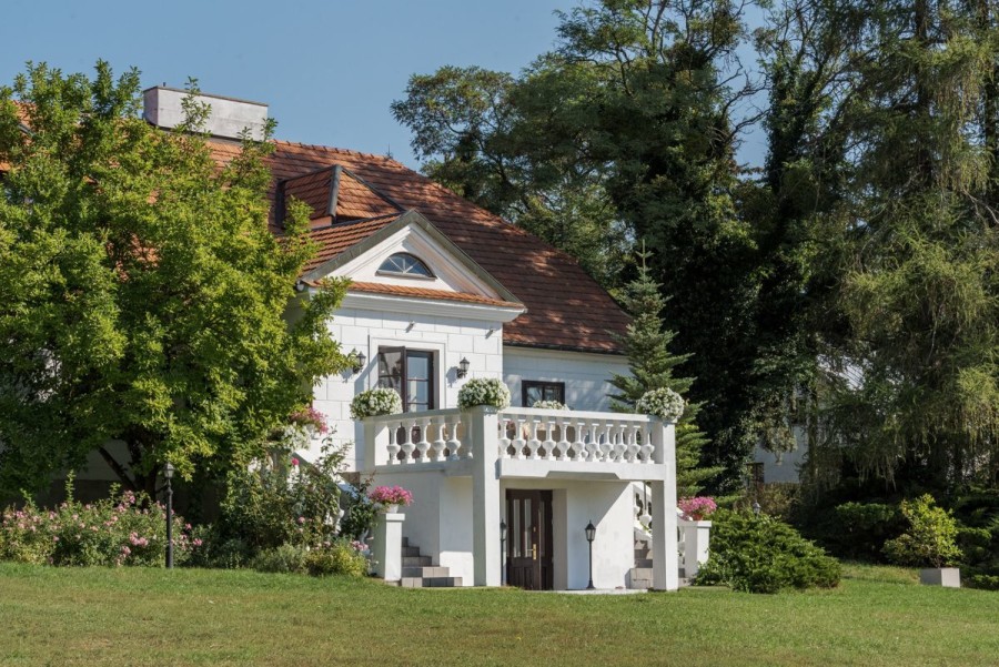 powiat nowodworski, Zakroczym, Dworek Mazowsze. Hotel, klinika, SPA, dom seniora