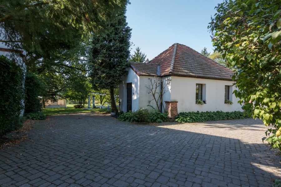 powiat nowodworski, Zakroczym, Dworek Mazowsze. Hotel, klinika, SPA, dom seniora