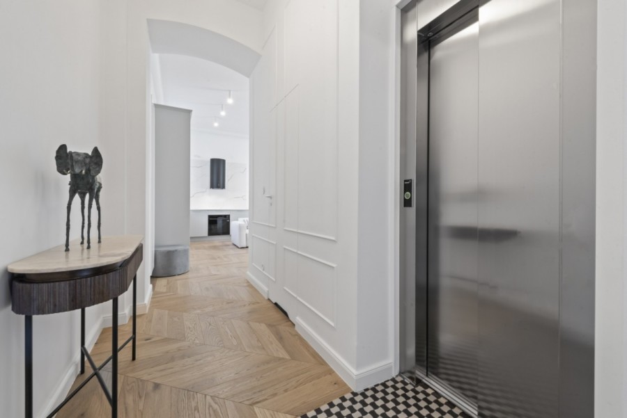 Warszawa, Śródmieście, Piękna, Apartament pod klucz w odrestaurowanej kamienicy