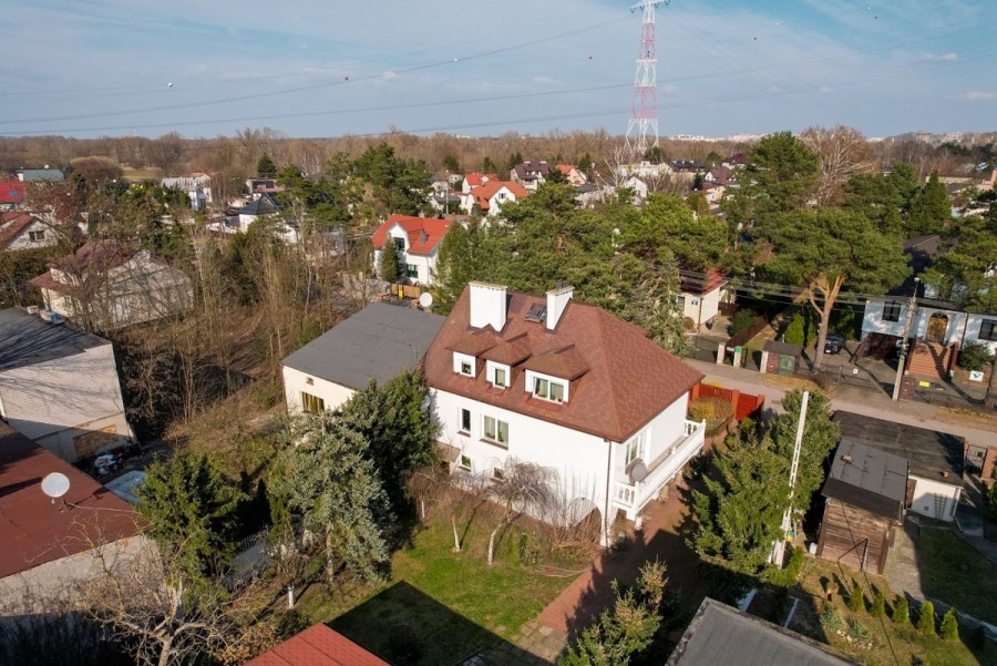 Łomianki, Buraków, Stefana Czarnieckiego, Dom tuż przy LESIE MŁOCIŃSKIM.